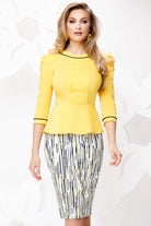 Completo a due pezzi Fofy con camicia gialla con spacco e gonna fantasia geometrica, ideale per look eleganti e moderni.