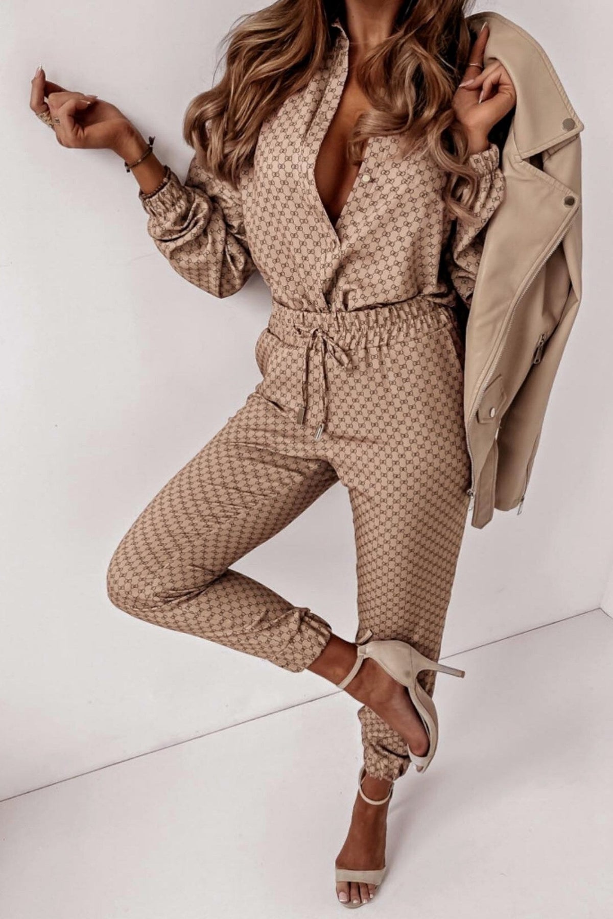 Completo casual beige Moda-Mania con camicia a stampa G, pantaloni elasticizzati con polsini e caviglie elastiche.