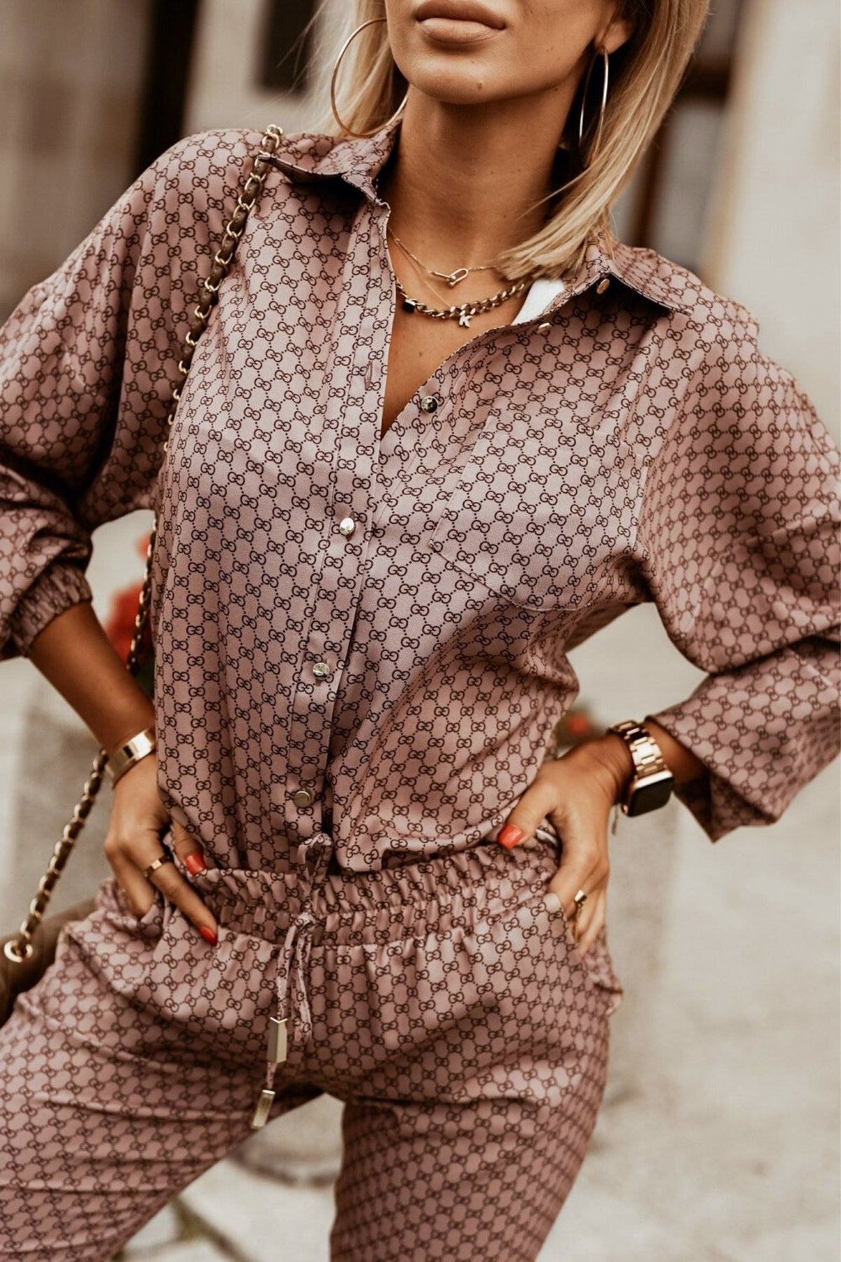 Completo casual beige Moda-Mania con camicia a stampa e pantaloni elasticizzati con polsini e caviglie, stile elegante e comodo.