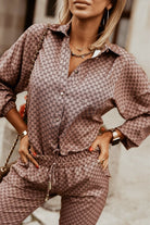 Completo casual beige Moda-Mania con camicia a stampa e pantaloni elasticizzati con polsini e caviglie, stile elegante e comodo.
