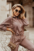 Completo casual beige Moda-Mania con camicia a stampa e pantaloni elasticizzati con polsini e caviglie, stile elegante e comodo.