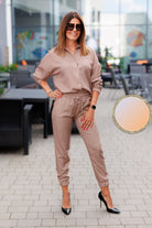 Completo casual beige Moda-Mania con camicia a stampa e pantaloni elasticizzati con polsini e caviglie, stile elegante e comodo