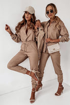 Completo casual beige Moda-Mania con camicia a stampa G e pantaloni elasticizzati con polsini e caviglie.