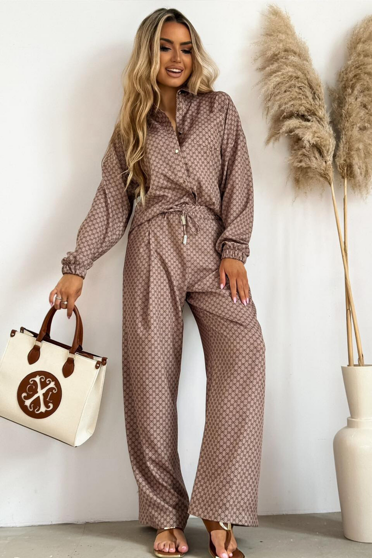 Completo casual beige Moda-Mania con camicia e pantaloni larghi a gamba dritta con stampa fashion, stile elegante e moderno