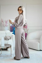 Completo casual beige Moda-Mania con camicia e pantaloni larghi a gamba dritta con stampa fashion, stile elegante e moderno.