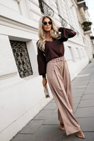 Completo casual beige Moda-Mania con camicia e pantaloni larghi a gamba dritta con stampa fashion, elegante e versatile.