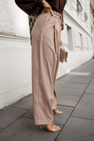 Completo casual beige Moda-Mania con camicia e pantalone largo a gamba dritta con stampa fashion, look elegante e confortevole.
