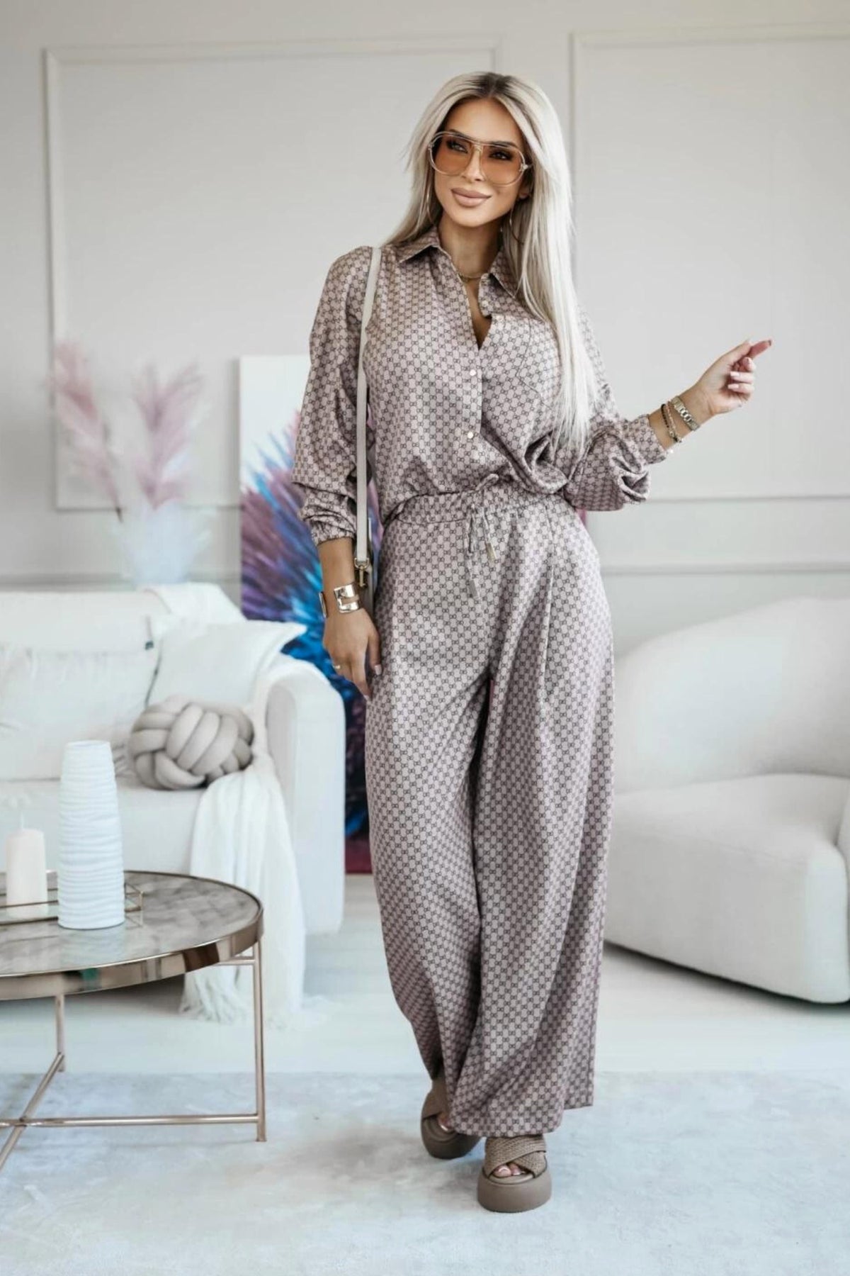 Completo casual beige Moda-Mania con camicia e pantaloni larghi a gamba dritta con stampa fashion, stile elegante e moderno.