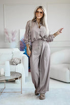 Completo casual beige Moda-Mania con camicia e pantaloni larghi a gamba dritta con stampa fashion, stile elegante e moderno.