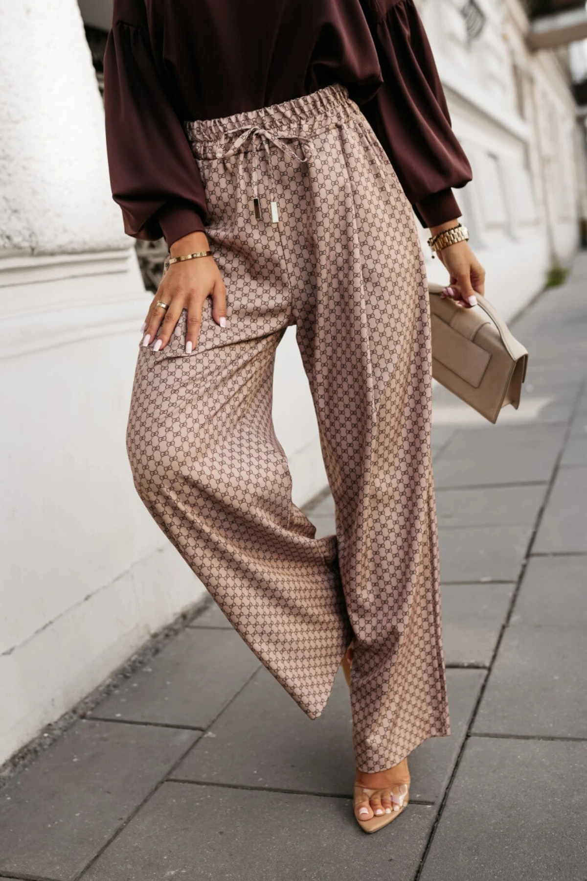 Completo casual beige Moda-Mania con camicia e pantaloni larghi a gamba dritta con stampa fashion, stile elegante e moderno.