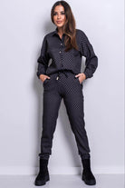 Completo casual Moda-Mania nero grafite con stampa, camicia e pantaloni con polsini e caviglie elasticizzate, look elegante e comodo
