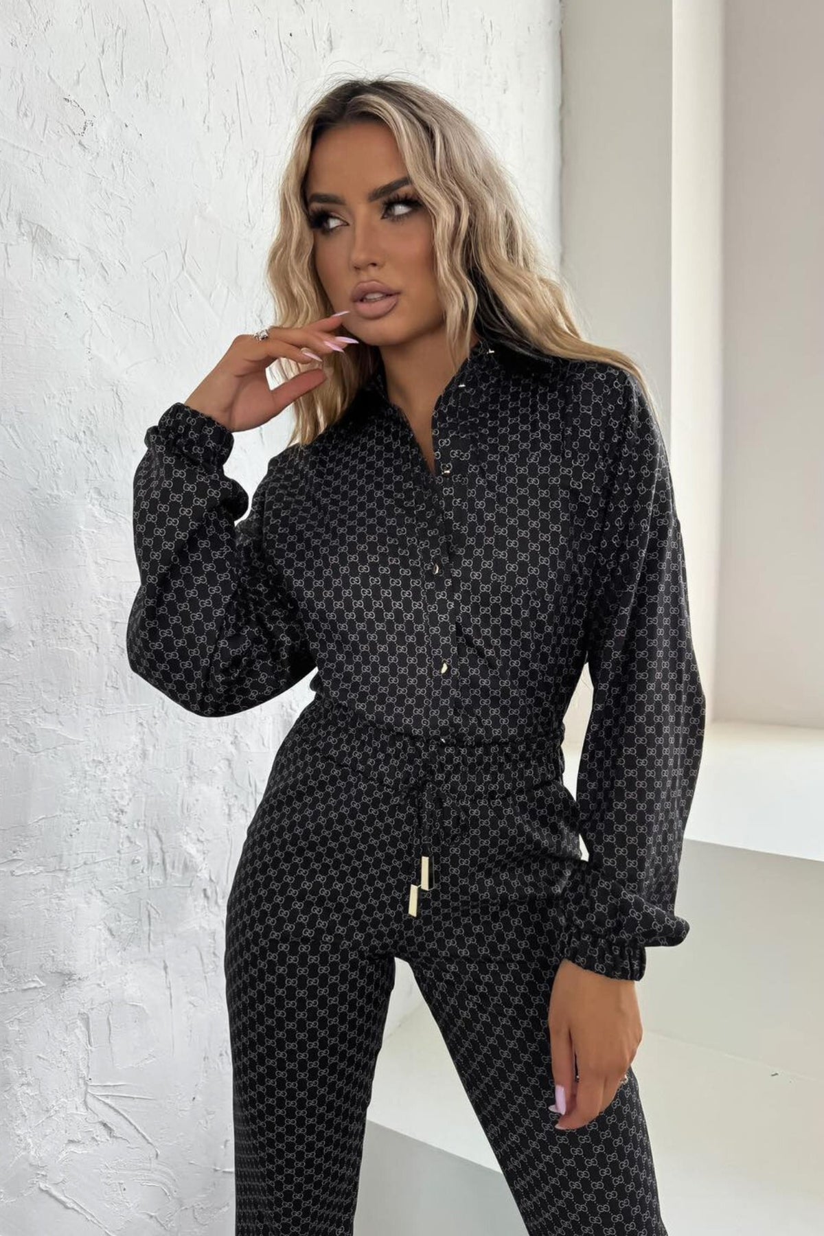 Completo casual nero grafite Moda-Mania con camicia e pantaloni elasticizzati, polsini e caviglie elasticate.