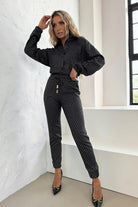 Completo casual nero grafite Moda-Mania con camicia e pantaloni a stampa, polsini e caviglie elasticizzate, stile elegante e moderno.