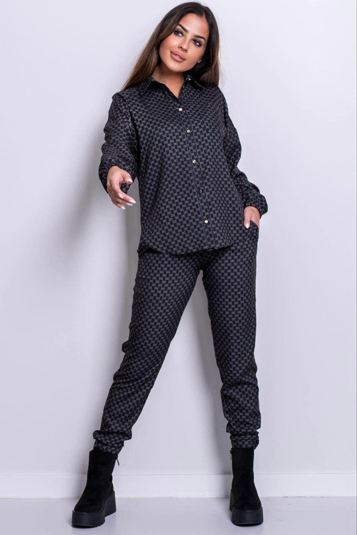 Completo casual nero grafite Moda-Mania con camicia a stampa e pantaloni con polsini e caviglie elasticizzate.