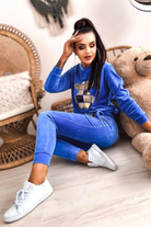 Completo sportivo blu elettrico in velluto con stampa dorata a orsetto, look casual e comodo, moda-Mania.