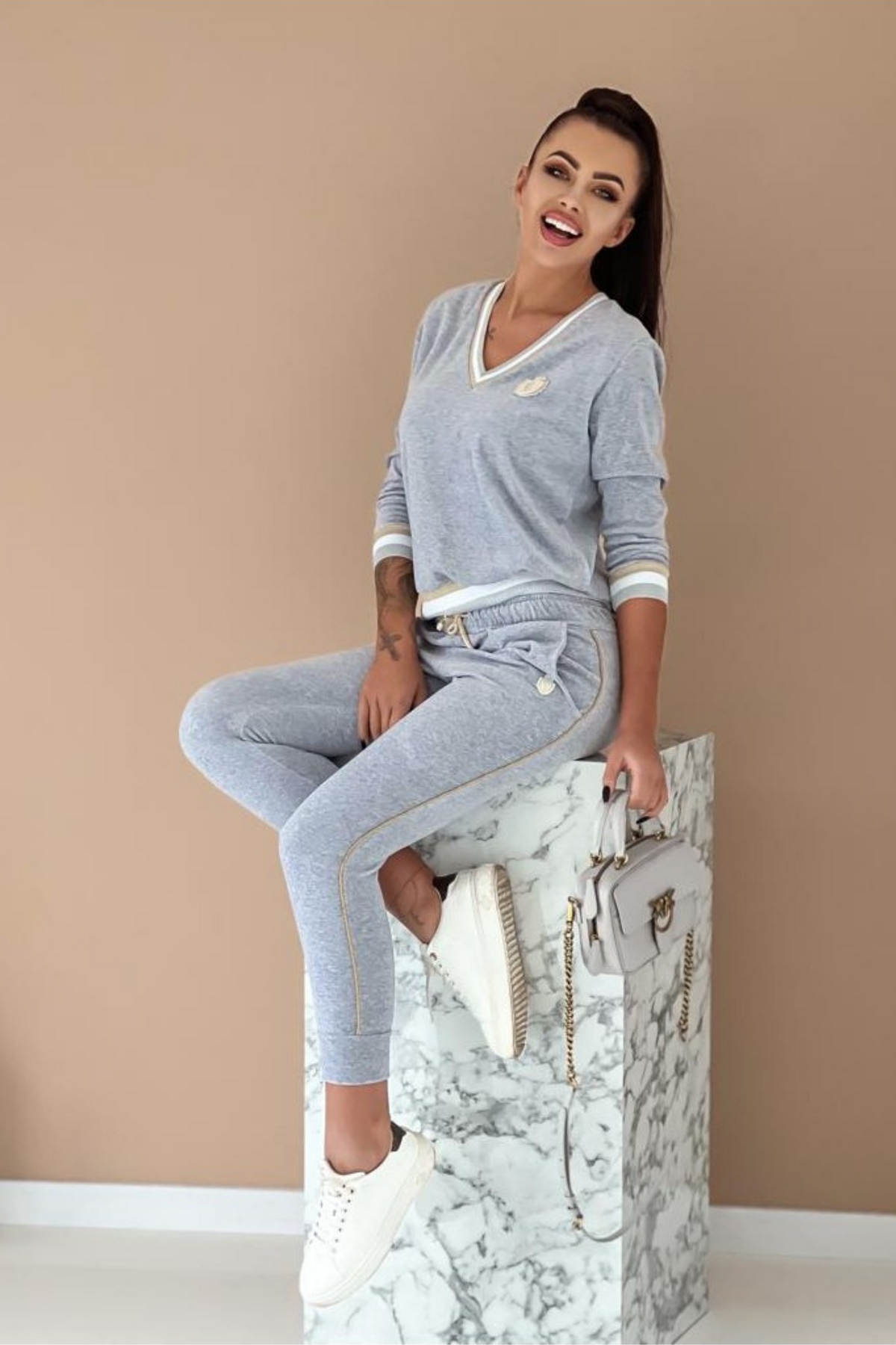 Completo sportivo casual grigio in velluto con scollo a V e dettagli gialli, look denim e sportivo, Moda-Mania.