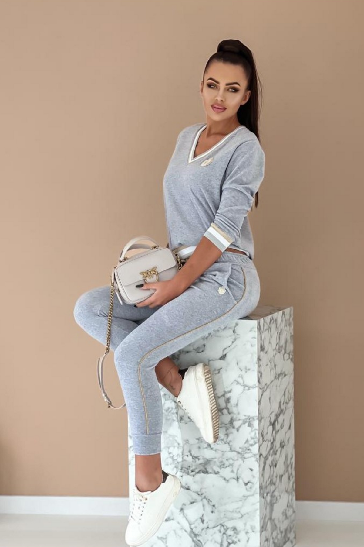 Completo sportivo grigio in velluto Moda-Mania con scollo a V e dettagli gialli, look casual e comodo, ideale per il tempo libero.