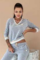 Completo sportivo grigio in velluto Moda-Mania con scollo a V e dettagli gialli, look casual e comodo.
