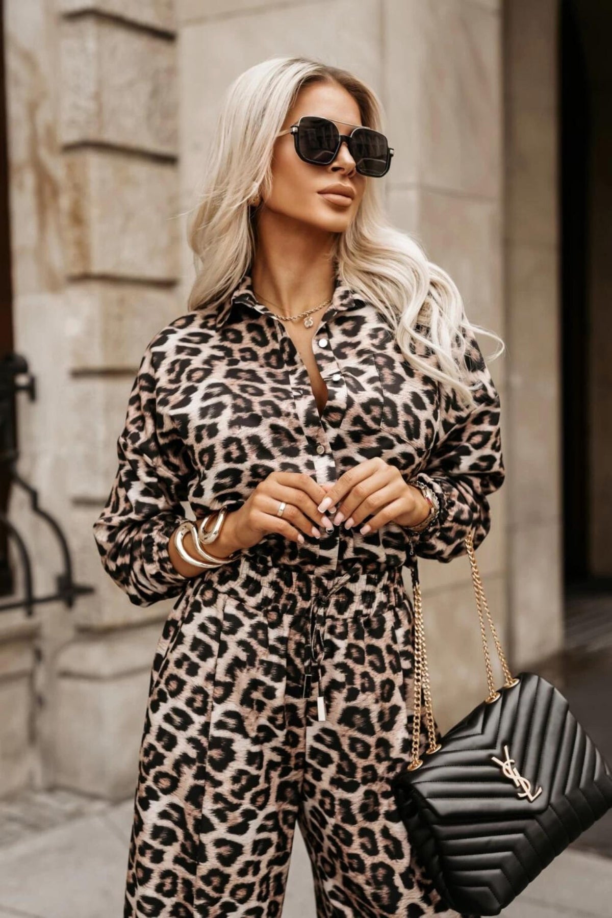 Completo casual Moda-Mania con stampa animalier, camicia e pantalone largo con gamba dritta, look elegante e comodo.