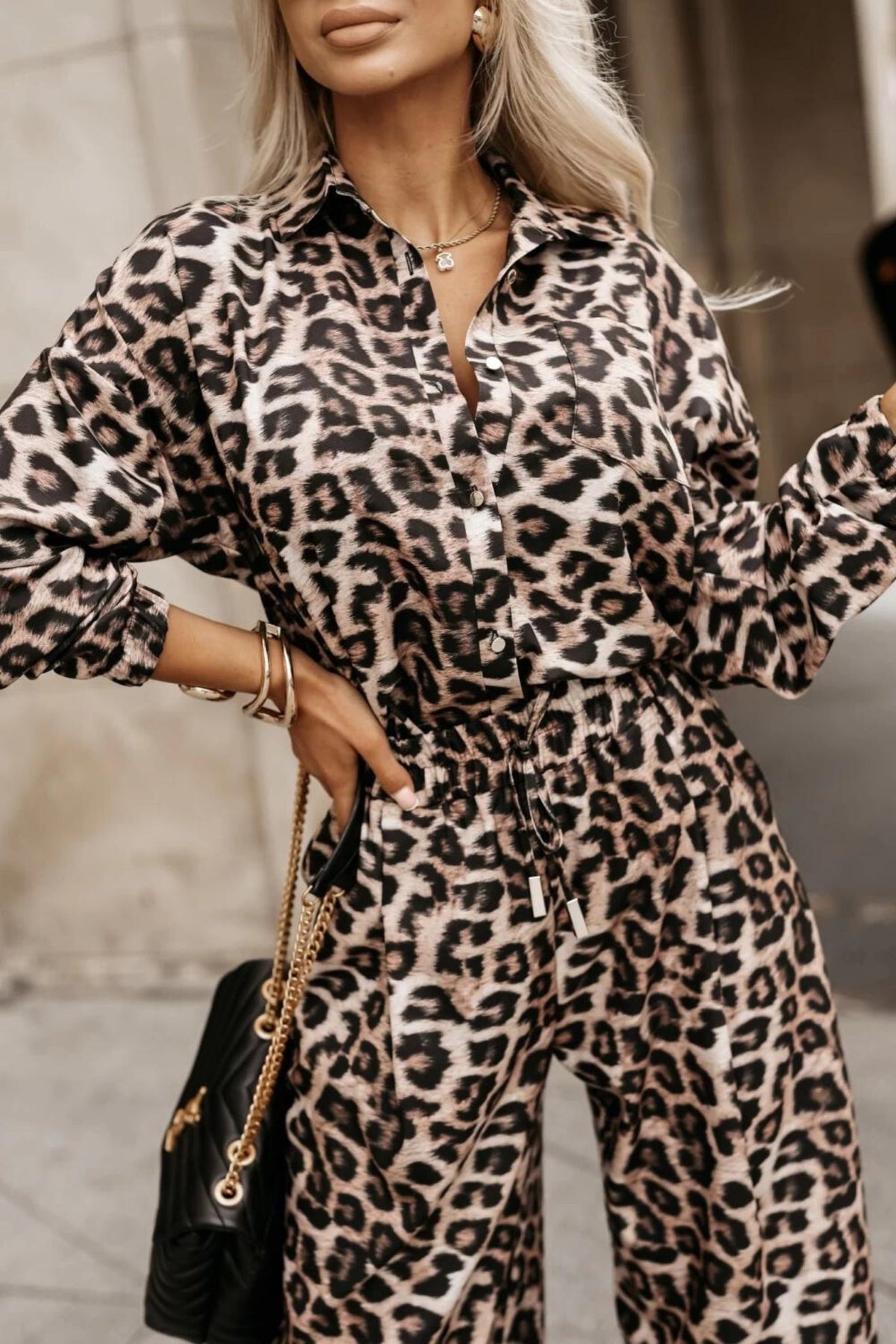 Completo casual Moda-Mania con stampa animalier, camicia e pantaloni larghi a gamba dritta, look elegante e comodo.