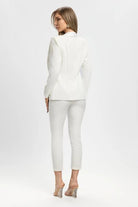 Completo elegante bianco a tre pezzi Bby con giacca decorata e pantaloni a sigaretta, perfetto per occasioni formali.