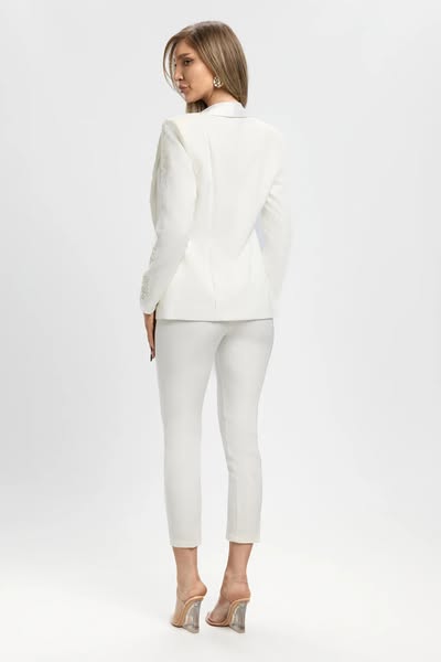 Completo elegante bianco a tre pezzi Bby con giacca decorata e pantaloni a sigaretta, perfetto per occasioni formali.