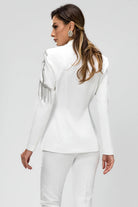 Completo elegante bianco Bby con giacca decorata con frange di cristalli e paillettes argento, pantaloni a sigaretta sofisticati.