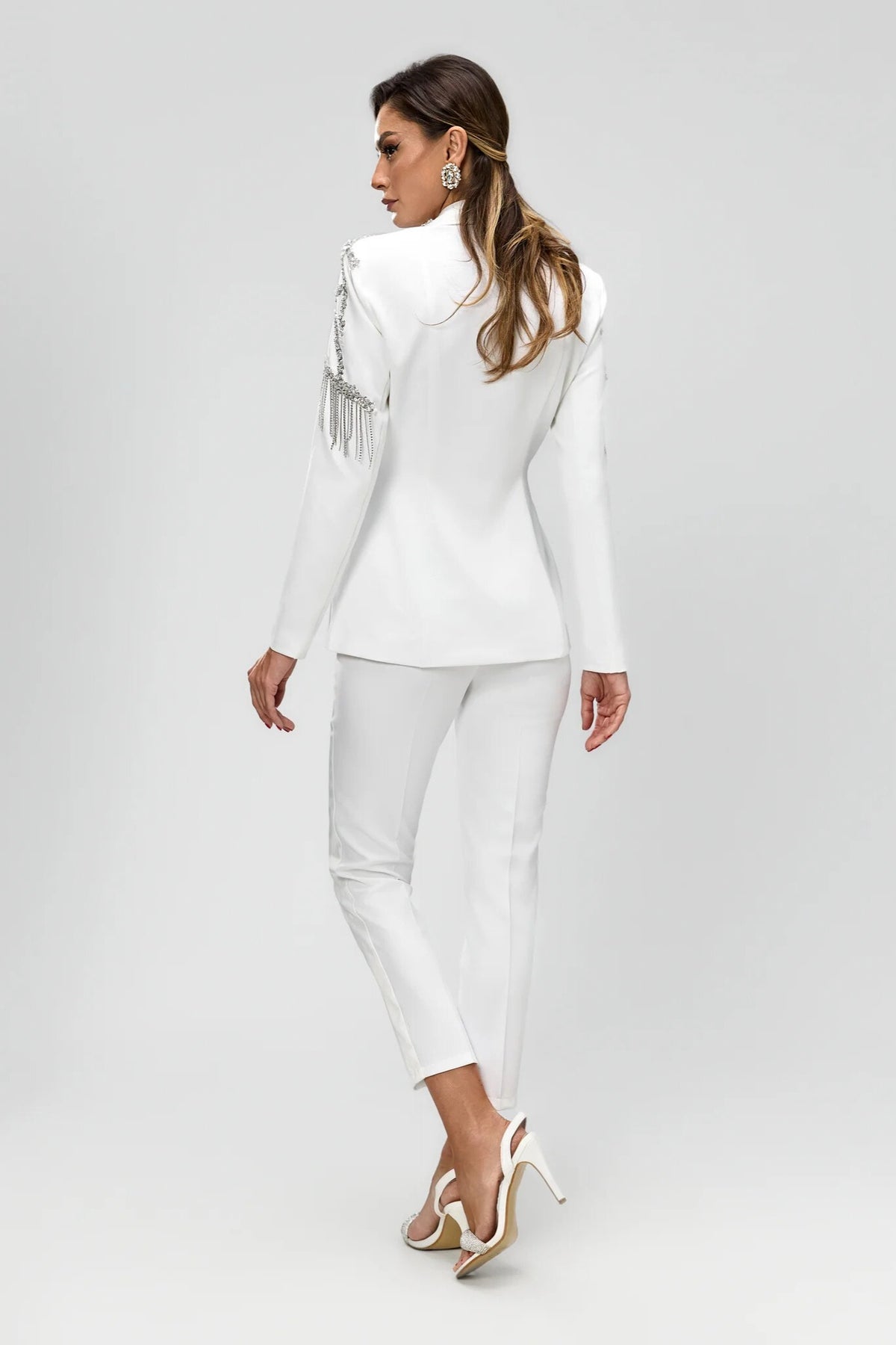 Completo elegante bianco Bby con giacca decorata da frange di cristalli e paillettes argento, pantaloni a sigaretta.