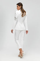Completo elegante bianco Bby con giacca decorata da frange di cristalli e paillettes argento, pantaloni a sigaretta.