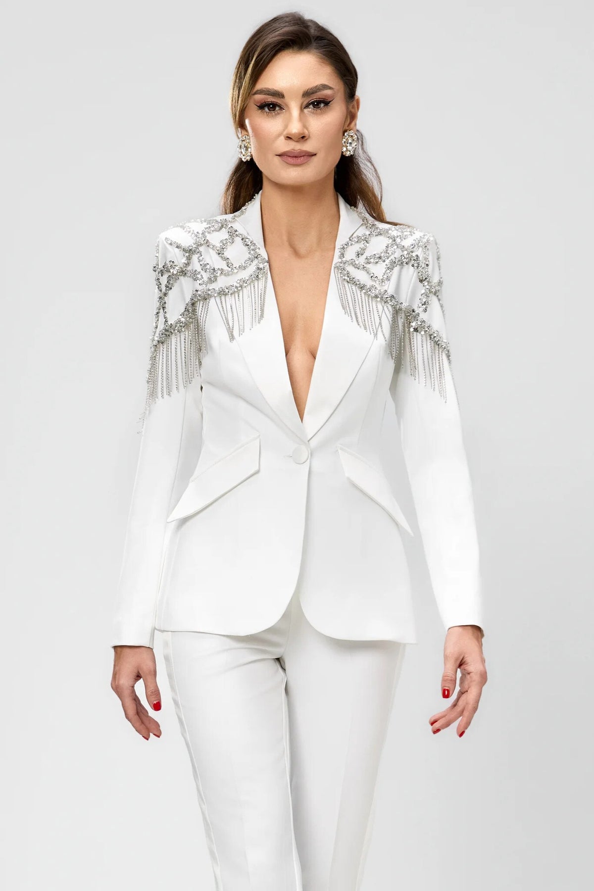 Completo elegante bianco Bby con giacca decorata da frange di cristalli e paillettes argentate, pantaloni a sigaretta.