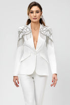 Completo elegante bianco Bby con giacca decorata da frange di cristalli e paillettes argentate, pantaloni a sigaretta.