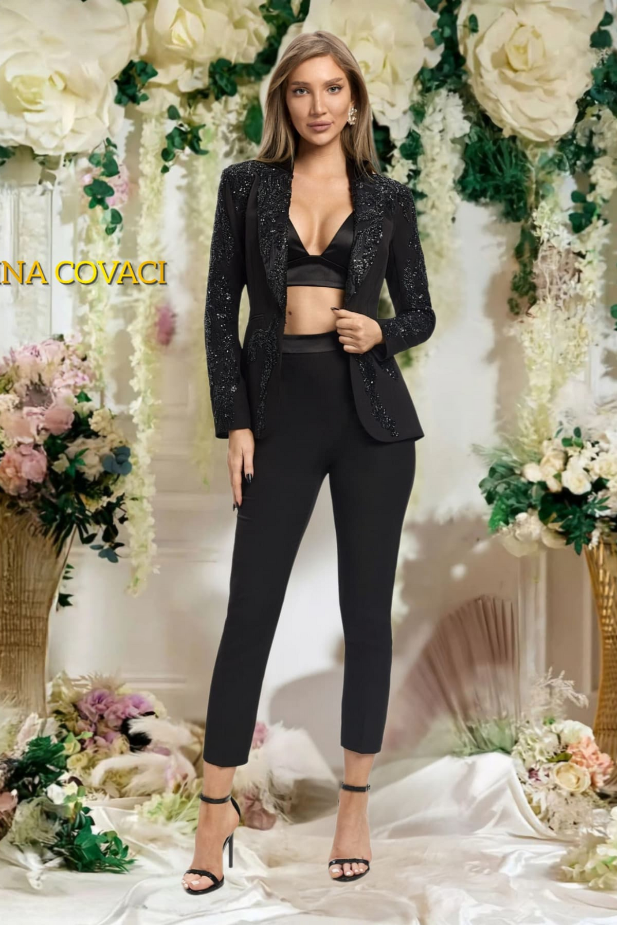 Completo elegante nero Bby con giacca decorata e pantaloni a sigaretta, abbigliamento formale da donna.