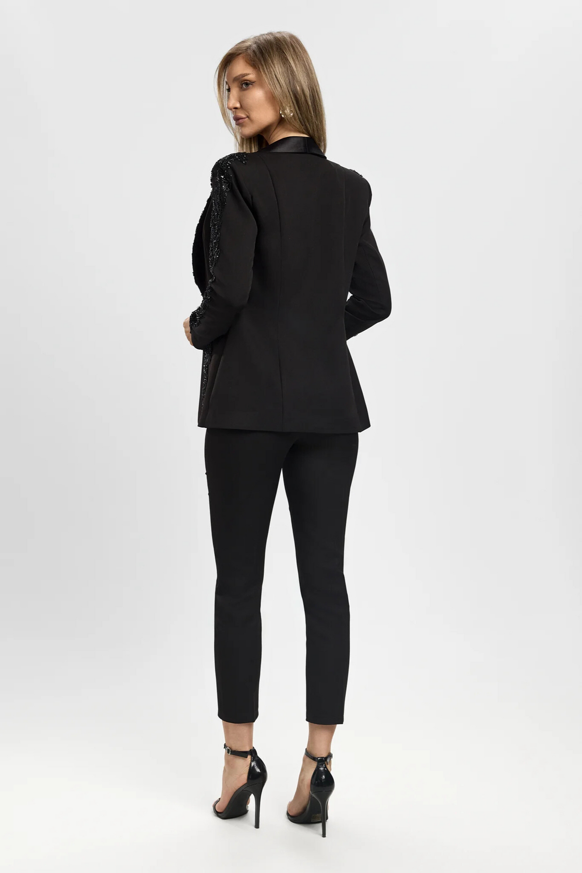 Completo elegante nero a tre pezzi Bby con giacca decorata e pantaloni a sigaretta, perfetto per occasioni formali.