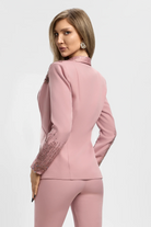 Completo elegante rosa Bby con giacca decorata in paillettes e pantaloni a sigaretta, stile sofisticato e alla moda.