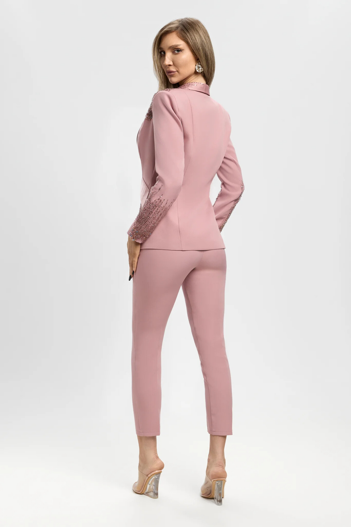 Completo elegante rosa Bby con giacca decorata in paillettes e pantaloni a sigaretta, perfetto per occasioni speciali.