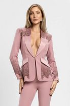 Completo elegante rosa Bby con giacca decorata in paillettes e pantaloni a sigaretta, stile sofisticato e femminile.