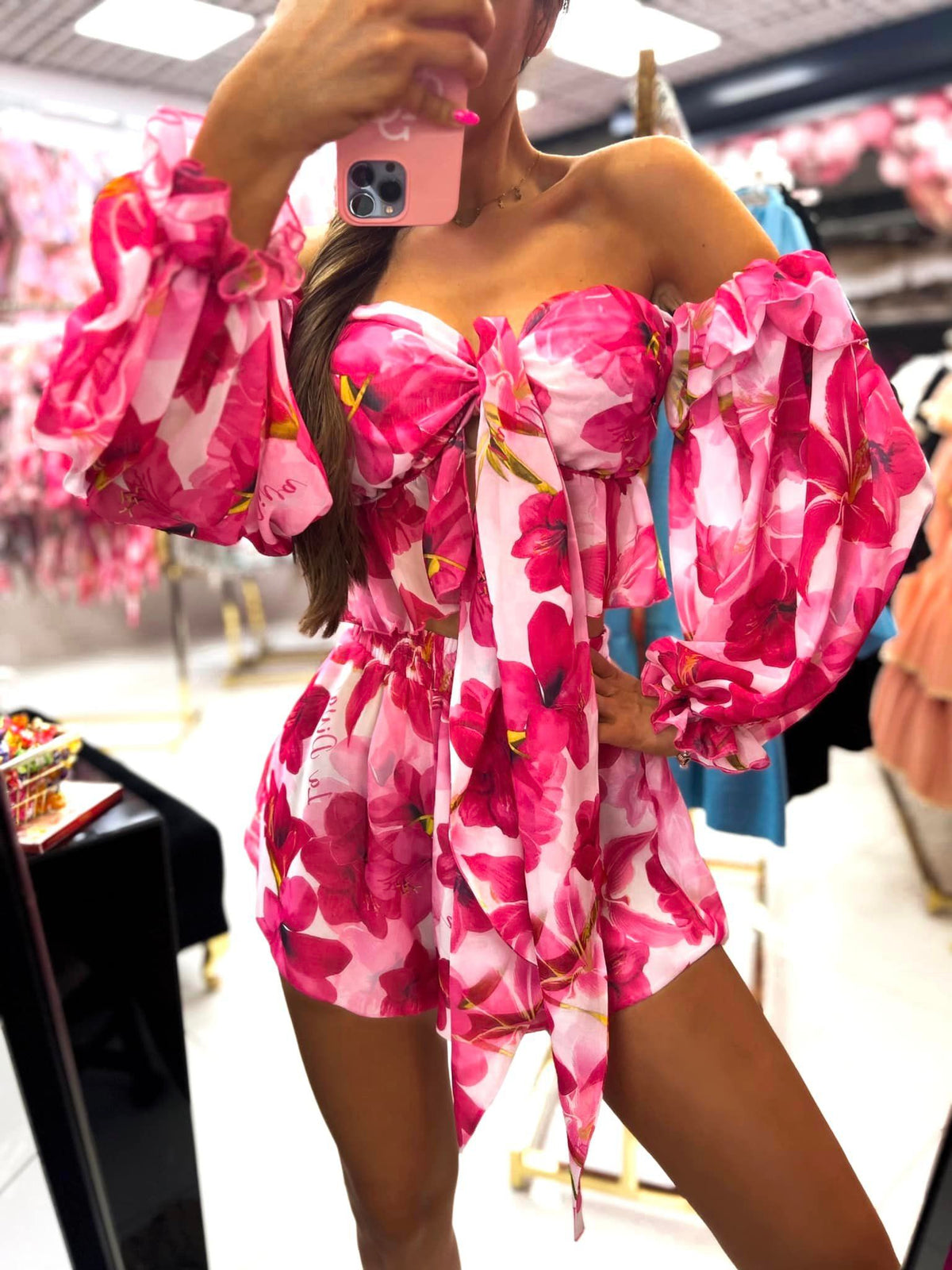 Completo estivo Moda-Mania a fantasia floreale fucsia con crop top a manica lunga e pantaloncino a vita alta, ideale per l'estate.
