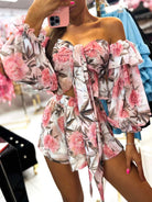 Completo estivo avorio a fantasia floreale rosa con crop top a manica lunga e pantaloncino a vita alta, di Moda-Mania.