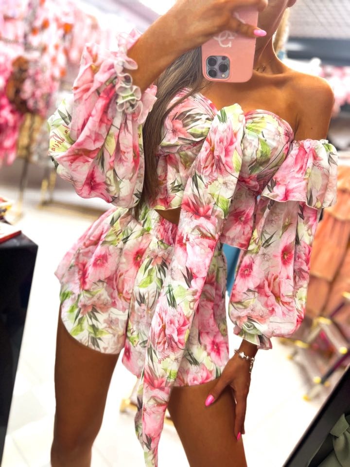 Completo estivo moda-mania con crop top a manica lunga e pantaloncino a vita alta in tessuto avorio con fantasia floreale rosa.