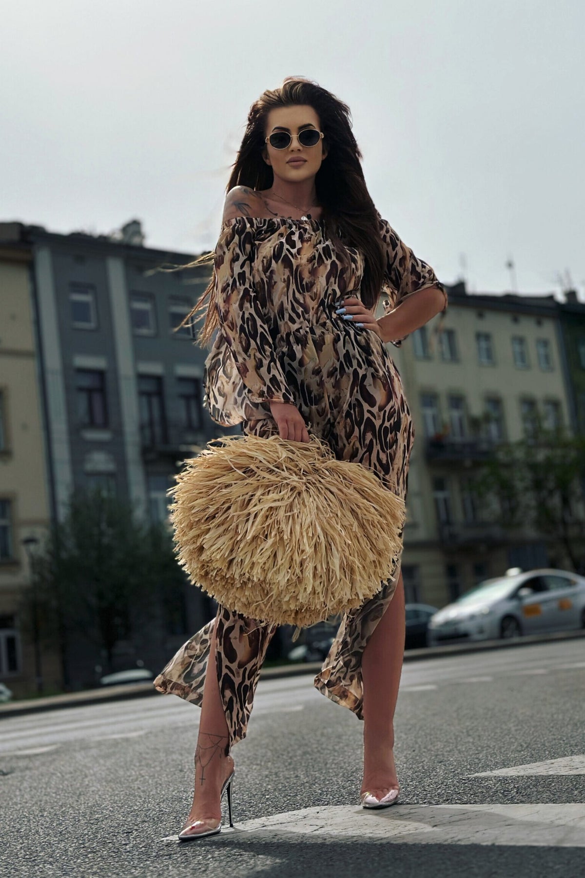 Completo estivo beige a fantasia maculata di Moda-Mania, top e pantaloni larghi in georgette, look elegante e leggero.