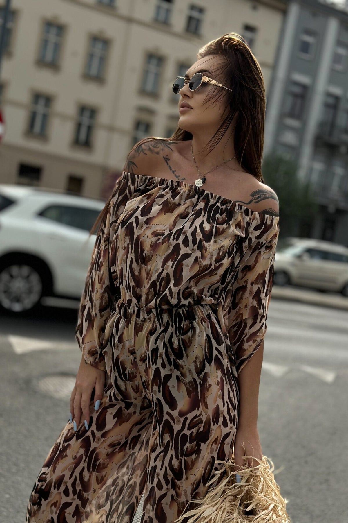 Completo estivo beige a fantasia maculata di Moda-Mania con top e pantaloni larghi in georgette, stile elegante e leggero.