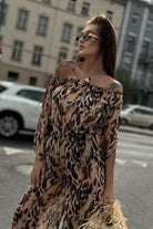 Completo estivo beige a fantasia maculata di Moda-Mania con top e pantaloni larghi in georgette, stile elegante e leggero.