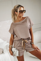 Completo estivo beige Moda-Mania con pantaloncini e blusa con scollo a V sul retro e stampa lettera G, abiti corti in cotone.