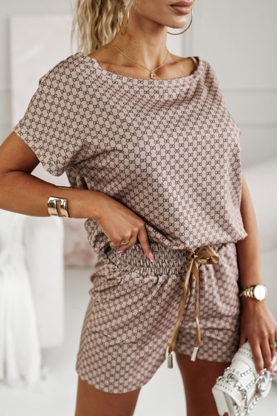 Completo estivo beige di Moda-Mania con pantaloncini e blusa con V sul retro e stampa lettera G, abiti corti in cotone.