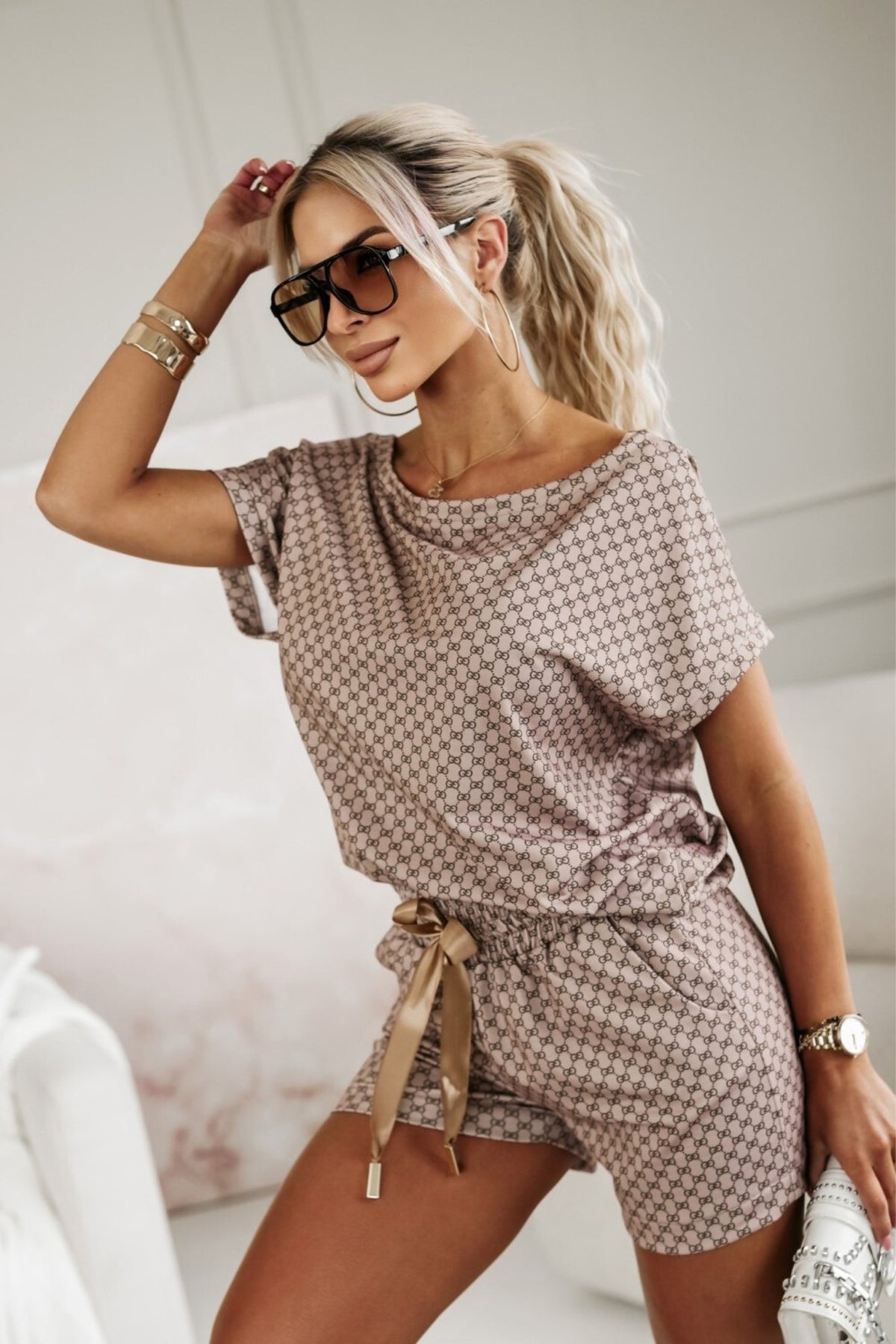 Completo estivo beige in cotone con pantaloncini e blusa con apertura a V sul retro con stampa lettera G, abiti corti Moda-Mania