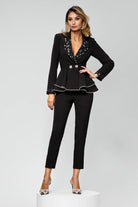 Completo nero Bby con giacca con balza in vita, dettagli con strass e pantaloni a sigaretta, abbigliamento elegante e alla moda