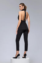 Completo nero Bby con gilet con schiena scoperta, dettagli strass e pantaloni a sigaretta, abbigliamento donna elegante.