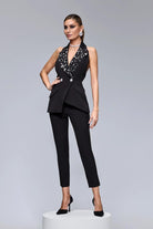 Completo nero Bby con gilet con schiena scoperta, dettagli con strass e pantaloni a sigaretta, elegante e alla moda.