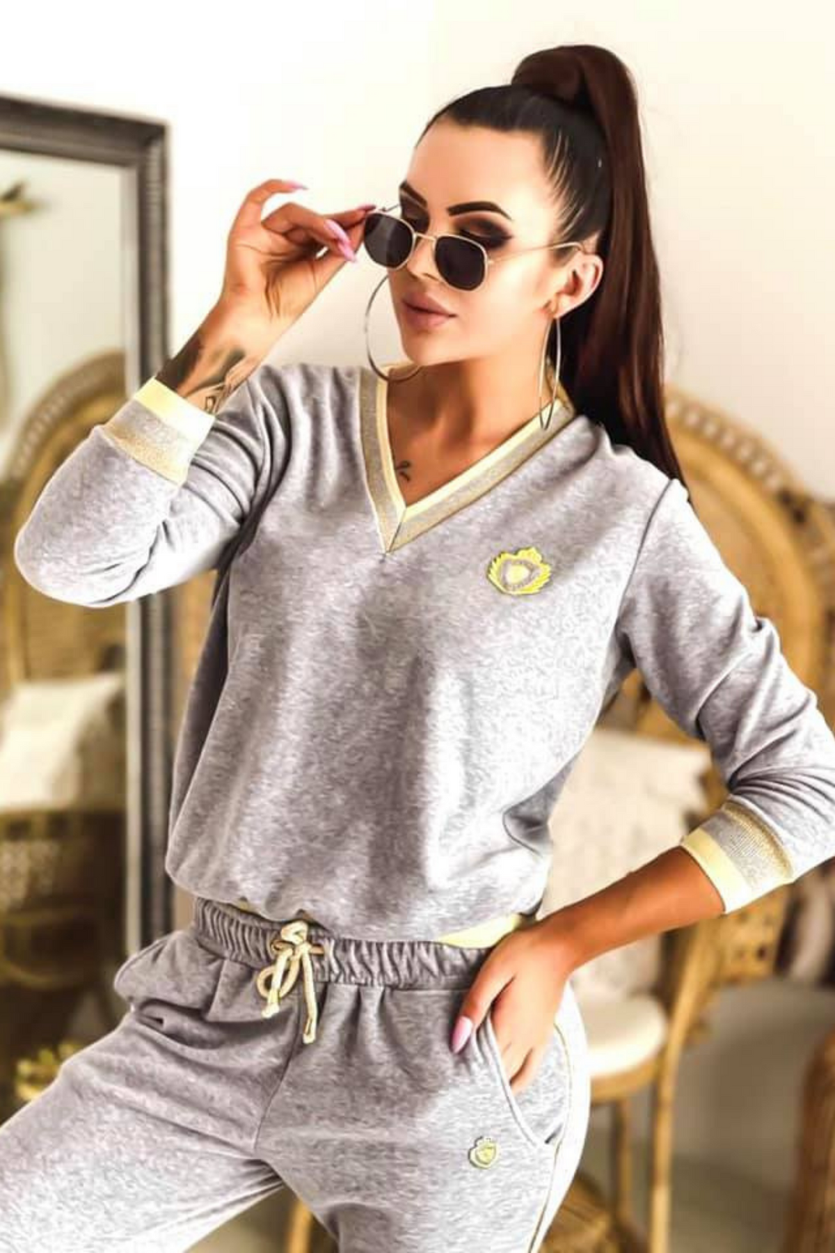 Completo sportivo casual grigio in velluto con scollo a V e dettagli gialli, marca Moda-Mania, look denim e sportivo.