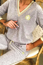 Completo sportivo grigio in velluto Moda-Mania con scollo a V e dettagli gialli, look casual denim e sportivo.
